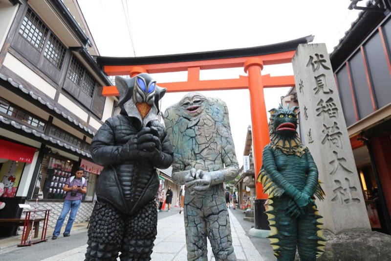 Illustration for article titled Even for Japanese TV, This Show Is Surreal